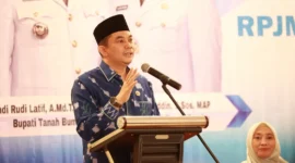 SAMBUTAN:Bupati Kabupaten Tanah Bumbu, Andi Rudi Latif memberi sambutan dalam rapat konsultasi publik RPJMD 2025-2029 di Batulicin, Minggu (16/3/2025).(Foto:MC TANAH BUMBU)