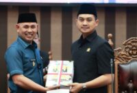 Wakil Bupati Tanah Bumbu H Bahsanudin saat menyampaikan Laporan Keterangan Pertanggungjawaban (LKPJ) Pemerintah Daerah Anggaran 2024 pada Rapat Paripurna DPRD Tanah Bumbu di Gedung DPRD setempat, Senin (24/03/2025). (Ist)
