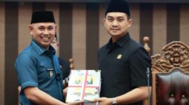 Wakil Bupati Tanah Bumbu H Bahsanudin saat menyampaikan Laporan Keterangan Pertanggungjawaban (LKPJ) Pemerintah Daerah Anggaran 2024 pada Rapat Paripurna DPRD Tanah Bumbu di Gedung DPRD setempat, Senin (24/03/2025). (Ist)