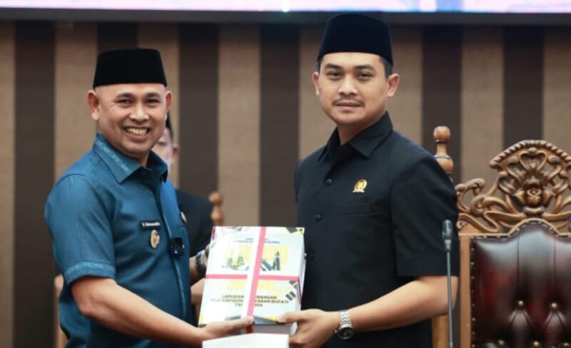 Wakil Bupati Tanah Bumbu H Bahsanudin saat menyampaikan Laporan Keterangan Pertanggungjawaban (LKPJ) Pemerintah Daerah Anggaran 2024 pada Rapat Paripurna DPRD Tanah Bumbu di Gedung DPRD setempat, Senin (24/03/2025). (Ist)