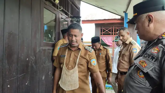Bupati Kabupaten Teluk Bintuni, Yohanis Manibuy, melakukan Kunjungan Kerja ke Distrik Kamundan. (Detik Indonesia/klikpapua)