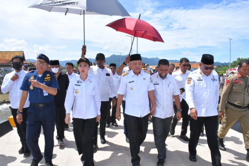 Gubernur Maluku Utara, Sherly Laos didampingi Wakil Gubernur, Sarbin Sehe, saat meresmikan pelabuhan Sofifi || Foto: Istimewa