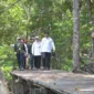 Tim Rencana Pembangunan Kawasan Perdesaan Pariwisata meninjau Desa Angsana untuk pengembangan wisata mangrove. Desa ini termasuk desa mandiri di Tanah Bumbu. (Foto: DPMD Tanah Bumbu untuk Rada