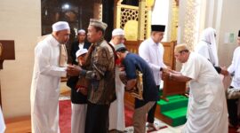 Bupati Andi Rudi Latif bersama masyarakat dan pejabat melaksanakan Salat Idul Fitri 1446 H di Masjid Agung Al-Falah, Simpang Empat (Detik Indonesia/Aktualkalsel)