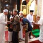 Bupati Andi Rudi Latif bersama masyarakat dan pejabat melaksanakan Salat Idul Fitri 1446 H di Masjid Agung Al-Falah, Simpang Empat (Detik Indonesia/Aktualkalsel)