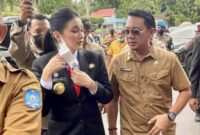 Gubernur Malut, Sherly Tjoanda Laos, tiba di pasar murah Tobelo, 24 Maret 2025, disambut Kepala Disperindag Yudhitya Wahab dan warga. (Foto: Ist)