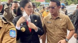 Gubernur Malut, Sherly Tjoanda Laos, tiba di pasar murah Tobelo, 24 Maret 2025, disambut Kepala Disperindag Yudhitya Wahab dan warga. (Foto: Ist)