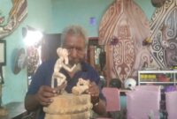 David Womsiwor pelopor seni ukir Papua (Detik Indonesia/Jubi.id)