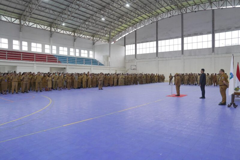 Bupati Piet Hein saat menekankan pentingnya memiliki harapan dan sikap positif pada ASN (Detik Indonesia/Zona Malut)