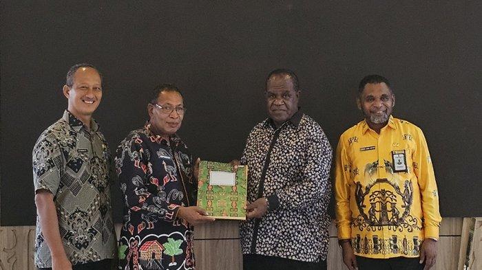 Kakanwil Kemenag Papua Barat, Luksen Jems Mayor, bersama tim bersilaturahmi dan koordinasi dengan Bupati Sorong, Johny Kamuru, Kamis (13/3/2025). (Kemenag Papua Barat)