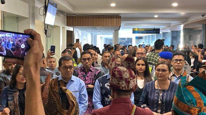 Gubernur Nusa Tenggara Timur, Melki Laka Lena dan Wakil Gubernur NTT, Johni Asadoma saat tiba di Bandara El Tari Kupang, Sabtu (1/3/2025) (Detik Indonesia/Pos Kupang)