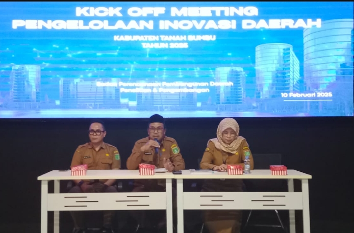 Badan Perencanaan Pembangunan Daerah Penelitian dan Pengembangan (Bappedalitbang) Kabupaten Tanah Bumbu gelar Kick Off Meeting Pengelolaan Inovasi Daerah Kabupaten Tanah Bumbu 2025 pada Senin (10/02/2025). (foto : MC Tanbu)