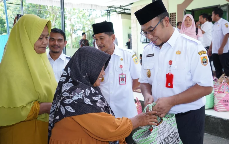 Bupati Sragen Sigit Pamungkas (kanan) bersama Wakil Bupati Sragen Suroto serahkan bantuan ke warga Desa Poleng, Kecamatan Gesi, Rabu (5/3/2025). (Detik Indonesia/Ahmad Khairudin/Radar Solo)