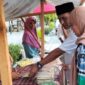 Bupati Maluku Tengah, Zulkarnain Awat Amir didampingi istri meninjau UMKM Masohi dengan kunjungan ke lapak-lapak takjil, Kamis (27/3/2025). (Detik Indonesia/Tribun Ambon)