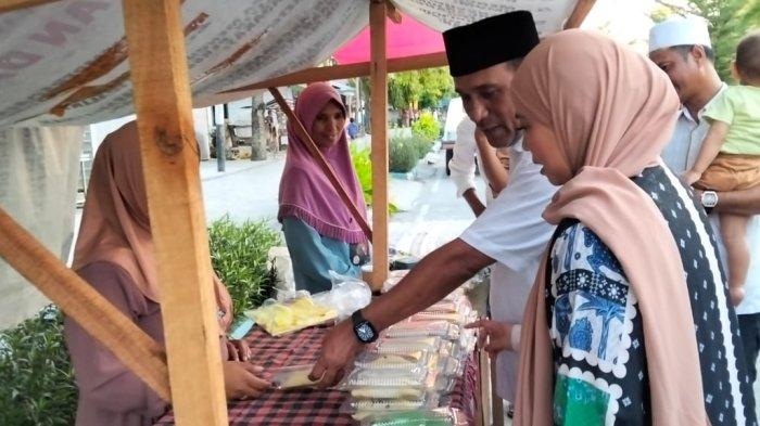 Bupati Maluku Tengah, Zulkarnain Awat Amir didampingi istri meninjau UMKM Masohi dengan kunjungan ke lapak-lapak takjil, Kamis (27/3/2025). (Detik Indonesia/Tribun Ambon)
