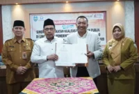 Bupati Situbondo Yusuf Rio Wahyu Prayogo dan Ketua Ombudsman RI Mokhammad Najih. (Detik Indonesia/Daulat)