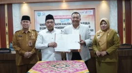Bupati Situbondo Yusuf Rio Wahyu Prayogo dan Ketua Ombudsman RI Mokhammad Najih. (Detik Indonesia/Daulat)