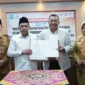 Bupati Situbondo Yusuf Rio Wahyu Prayogo dan Ketua Ombudsman RI Mokhammad Najih. (Detik Indonesia/Daulat)