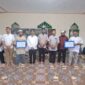 Bupati Teluk Bintuni Bersama Sejumlah Pengelola Masjid dan Mushola usai Menyerahkan Bantuan Keagamaan untuk Masjid dan Mushola (Foto: Tantowi