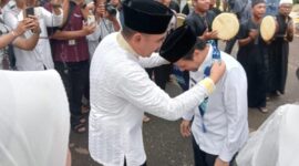 Wakil Gubernur Kalsel, Hasnuriayadin Sulaiman disambut Bupati Tala Rahmat Trianto dan wakilnya, Zazuli saat Safari Ramadan, Jumat (21/3/2025). (Foto: Tung/Poros Kalimantan)