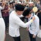 Wakil Gubernur Kalsel, Hasnuriayadin Sulaiman disambut Bupati Tala Rahmat Trianto dan wakilnya, Zazuli saat Safari Ramadan, Jumat (21/3/2025). (Foto: Tung/Poros Kalimantan)
