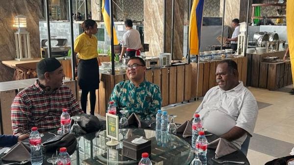 Buka puasa bersama Jurnalis Papua Barat Daya dan Gubernur Elisa Kambu. (Detik Indonesia/iNews)