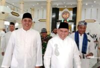 Bupati Fakfak Samaun Dahlan, S.Sos., MAP Bersama Danrem 182/JO Kolonel Inf. Aswin Kartawija Mengikuti Salat Id di Masjid Agung Baitul Makmur Kabupaten Fakfak. Senin (31/03/2025). FOTO : DETIKINDONESIA/ENRICO. PAPUADALAMBERITA.COM