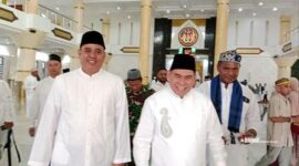 Bupati Fakfak Samaun Dahlan, S.Sos., MAP Bersama Danrem 182/JO Kolonel Inf. Aswin Kartawija Mengikuti Salat Id di Masjid Agung Baitul Makmur Kabupaten Fakfak. Senin (31/03/2025). FOTO : DETIKINDONESIA/ENRICO. PAPUADALAMBERITA.COM