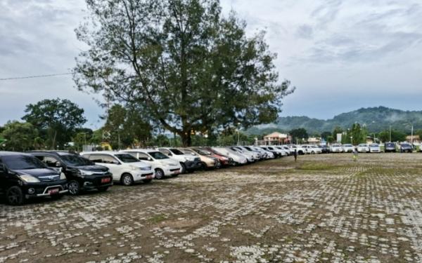 Ratusan mobil dinas di kabupaten TTU diparkir selama libur, Jumat (14/03/2025). Foto:Istimewa