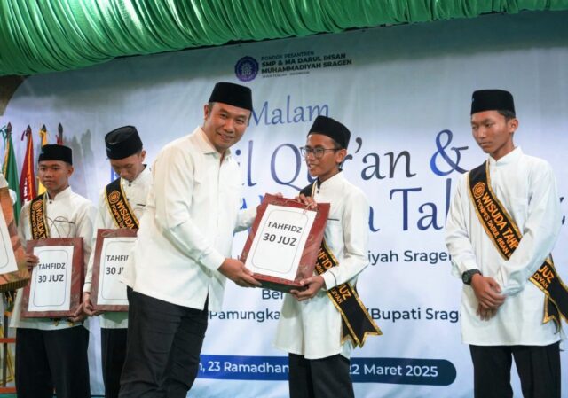 Sebanyak 162 santriwan-santriwati Pondok Pesantren Darul Ihsan Muhammadiyah Sragen (PONPES DIMSA) mengikuti acara Khotmil Qur'an dan Wisuda Tahfidz pada Sabtu malam (22/3/2025) || dok Pemkab Sragen