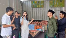 Gubernur Sherly Laos, berinteraksi dengan pengelola pengolahan sampah di Fitu, Ternate, pada Minggu (23/3/2024).(Foto: Biro Adpim).