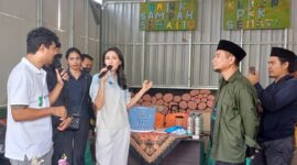 Gubernur Sherly Laos, berinteraksi dengan pengelola pengolahan sampah di Fitu, Ternate, pada Minggu (23/3/2024).(Foto: Biro Adpim).