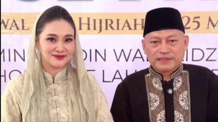 Gubernur Maluku Utara, Sherly Laos atau Sherly Tjoanda, bersama sang wakil, Sarbin Sehe, mengucapkan Selamat Hari Raya Idul Fitri 1446 Hijriah untuk warganya. Gambar tangkap layar dari akun Instagram.com/@s_tjo