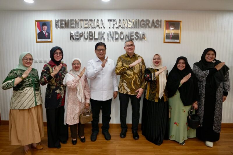 Wamen Transmigrasi Viva Yoga Mauladi terima Jajaran Civitas Akademika Universitas Esa Unggul di Ruang Kerja. (Detik Indonesia/Jatimupdate)