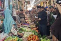 Bupati Sragen Sigit Pamungkas bersama Dandim Letkol Inf Ricky Julianto Wuwung memantau stok pangan dan harga pangan di Pasar Bunder. (Detik Indonesia/RRI Foto/Mulato Ishaan)