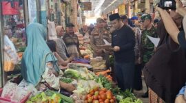 Bupati Sragen Sigit Pamungkas bersama Dandim Letkol Inf Ricky Julianto Wuwung memantau stok pangan dan harga pangan di Pasar Bunder. (Detik Indonesia/RRI Foto/Mulato Ishaan)