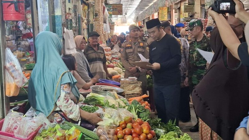 Bupati Sragen Sigit Pamungkas bersama Dandim Letkol Inf Ricky Julianto Wuwung memantau stok pangan dan harga pangan di Pasar Bunder. (Detik Indonesia/RRI Foto/Mulato Ishaan)