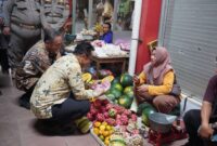 Bupati Sragen Sigit Pamungkas didampingi Kepala Dinas Koperasi UKM Perindustrian dan Perdagangan (Dikumindag) Sragen berinteraksi dengan pedagang buah di pasar Sukowati, Kamis (6/3). (Detik Indonesia/RRI Foto/Diskominfo Sragen)
