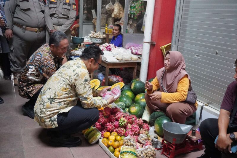 Bupati Sragen Sigit Pamungkas didampingi Kepala Dinas Koperasi UKM Perindustrian dan Perdagangan (Dikumindag) Sragen berinteraksi dengan pedagang buah di pasar Sukowati, Kamis (6/3). (Detik Indonesia/RRI Foto/Diskominfo Sragen)