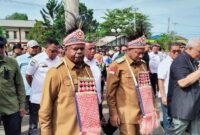 Gubernur Elisa Kambu dan Wakil Gubernur, Ahmad Nausrau saat mengunjungi Katerdal Kota Sorong (5/3/2025) (Detik Indonesia/RRI/Husni Laing)