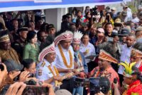 Gubernur Papua Barat Drs. Dominggus Mandacan, M. Si dan Wakil Gubernur Mohammad Lakotani di sambut prosesi adat. (Detik Indonesia/rri/ Elko)