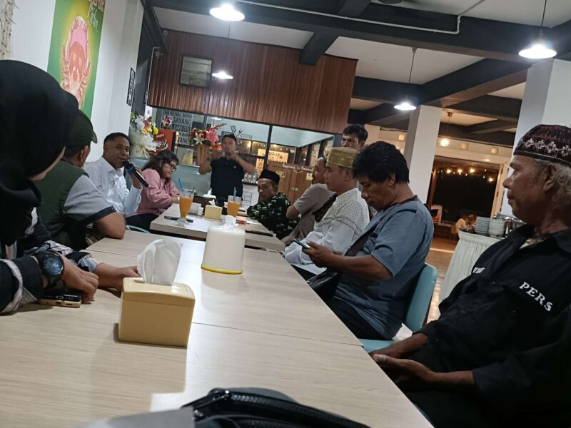 Suasana Buka Puasa Bersama Bupati Teluk Bintuni Yohanis Manibuy dan Awak Media di Teluk Bintuni (Detik Indonesia/RRI/Dina)