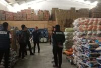 Tim Satgas Pangan Polres Kaimana Saat menggelar operasi pasar (Detik Indonesia/RRI/Wilhelmus Nurak)