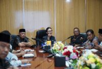 Gubernur Maluku Utara, Sherly Laos memimpin langsung rapat persiapan pasar murah, Jumat (7/3/2025).(Detik Indonesia/RRI/Adpim).