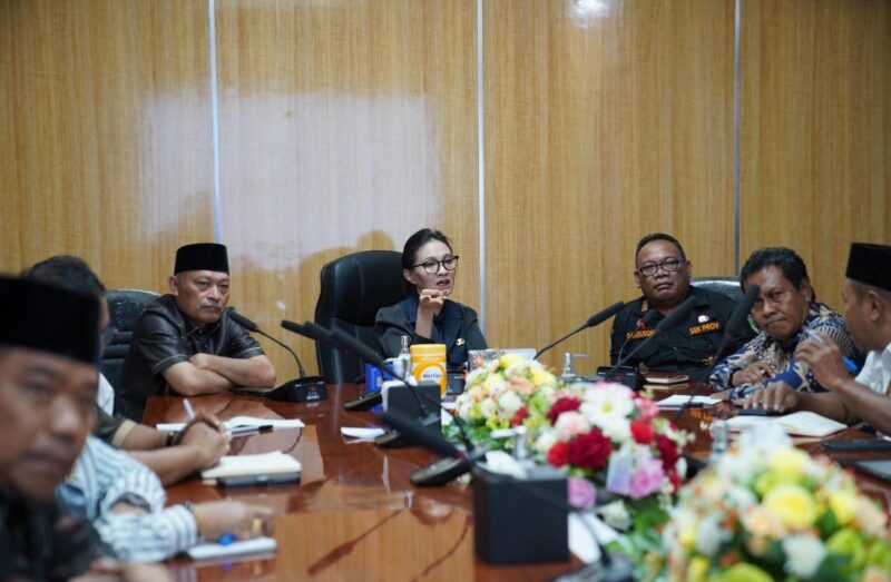 Gubernur Maluku Utara, Sherly Laos memimpin langsung rapat persiapan pasar murah, Jumat (7/3/2025).(Detik Indonesia/RRI/Adpim).