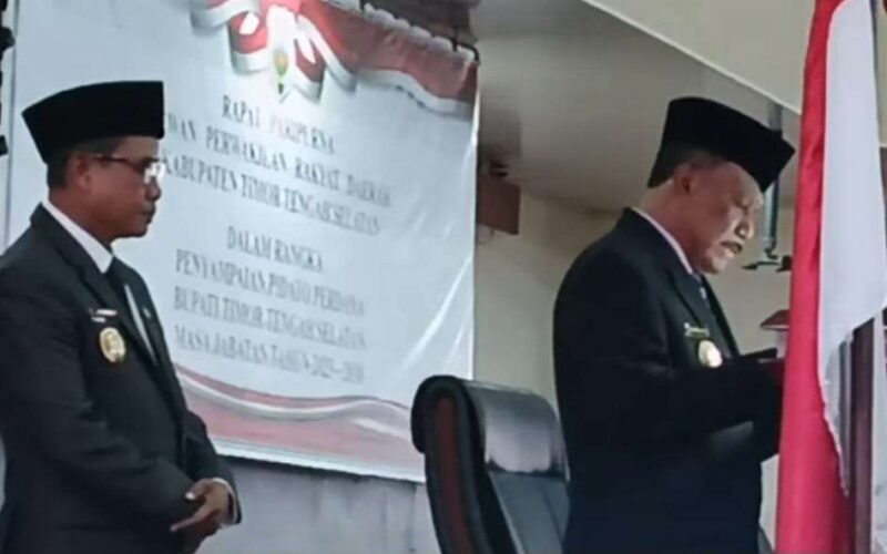 Bupati TTS Eduard Markus Lioe (Kanan ) sedang menyampaikan Pidato Perdana pada Sidang Dwan Perwakilan Rakyat Daerah TTS, Senin (3/3/2025). (Detik Indonesia/RRI/Anna Lopo)