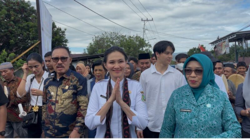 Gubernur Maluku Utara, Sherly Laos, bersama Bupati James Uang, tiba di lokasi Safari Ramadan di Desa Galala, Jailolo, Halbar, Kamis (13/3/2025).(Detik Indonesia/RRI/Yudi).