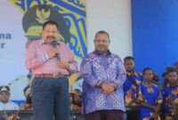 Gubernur dan Wakil Gubernur Provinsi Papua Pegunungan Jhon Tabo dan Ones Pahabol saat memberikan sambutan pada acara bakar batu bersama masyarakat Sen (Detik Indonesia/Kompasiana)