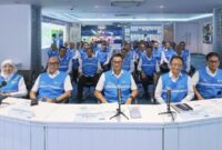 Direktur Utama PLN, Darmawan Prasodjo (tengah) didampingi Direktur Transmisi dan Perencanaan Sistem PLN, Evy Haryadi (kedua dari kiri) melakukan peninjauan kondisi kelistrikan secara digital dalam rangka siaga Idulfitri 1446 H, di Jakarta, pada Senin, 24 Maret 2025. Dok. PLN