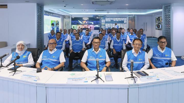 Direktur Utama PLN, Darmawan Prasodjo (tengah) didampingi Direktur Transmisi dan Perencanaan Sistem PLN, Evy Haryadi (kedua dari kiri) melakukan peninjauan kondisi kelistrikan secara digital dalam rangka siaga Idulfitri 1446 H, di Jakarta, pada Senin, 24 Maret 2025. Dok. PLN